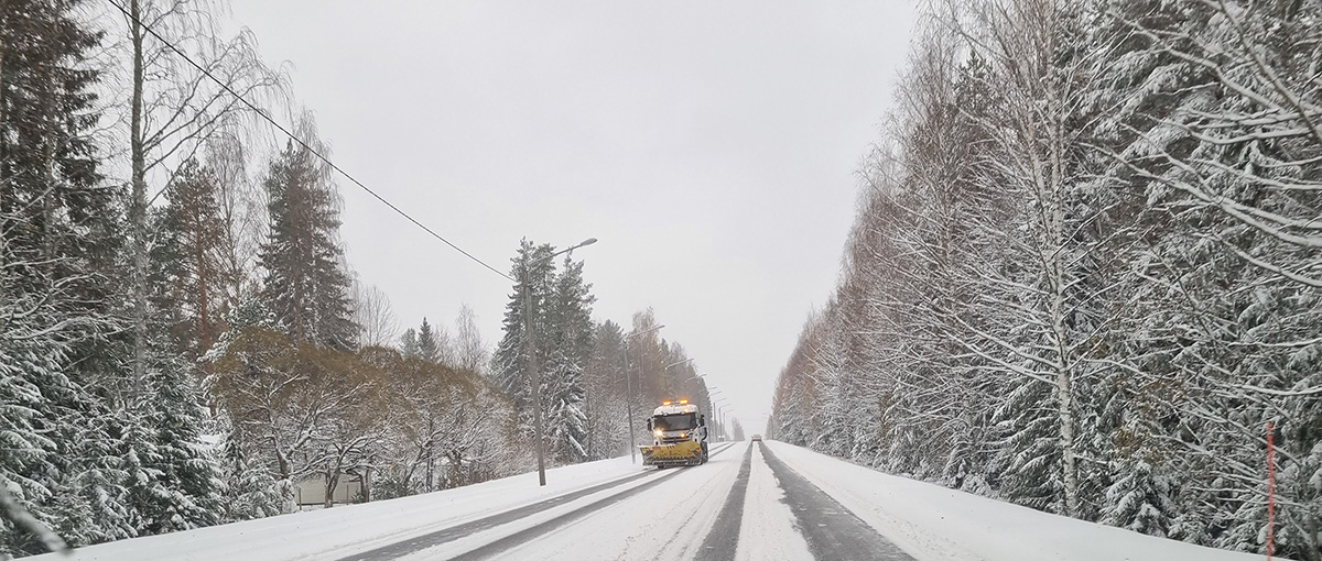 Aura-auto tiellä.