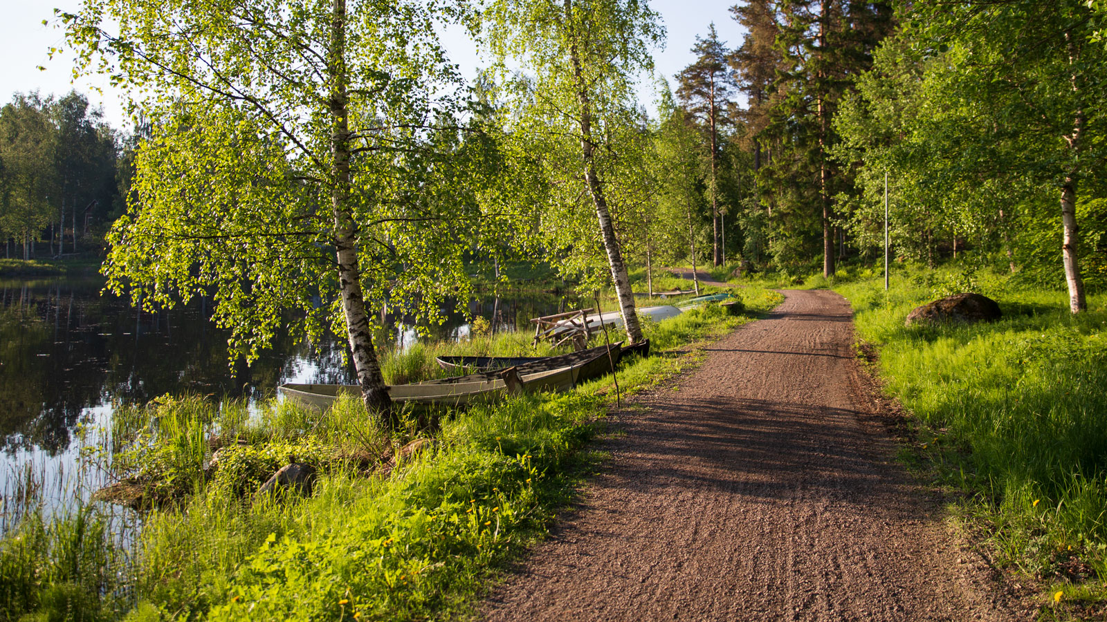 kaunista Rantaraittia ja soutuveneitä.