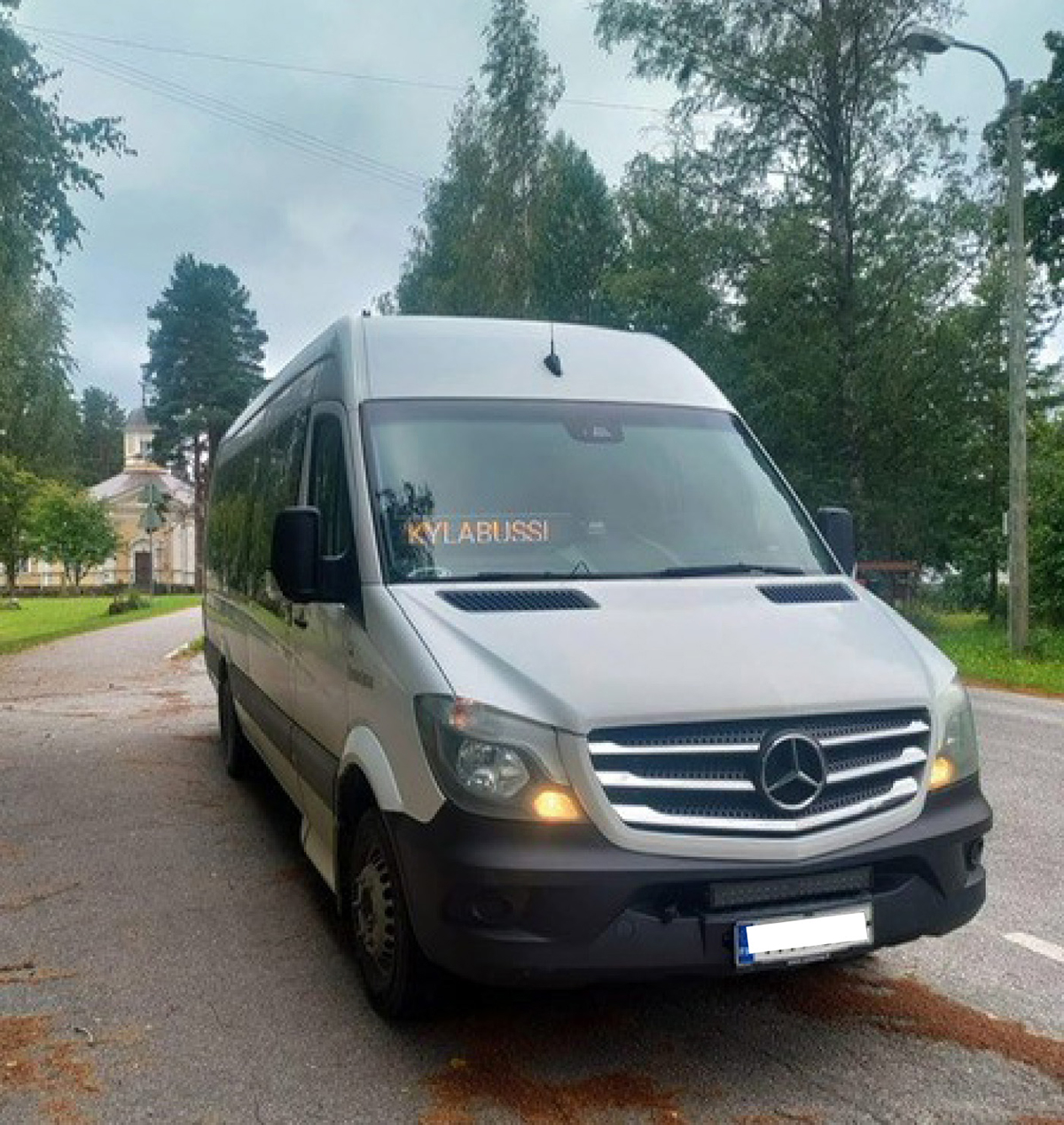 Kyläbussi on pakettiauto.