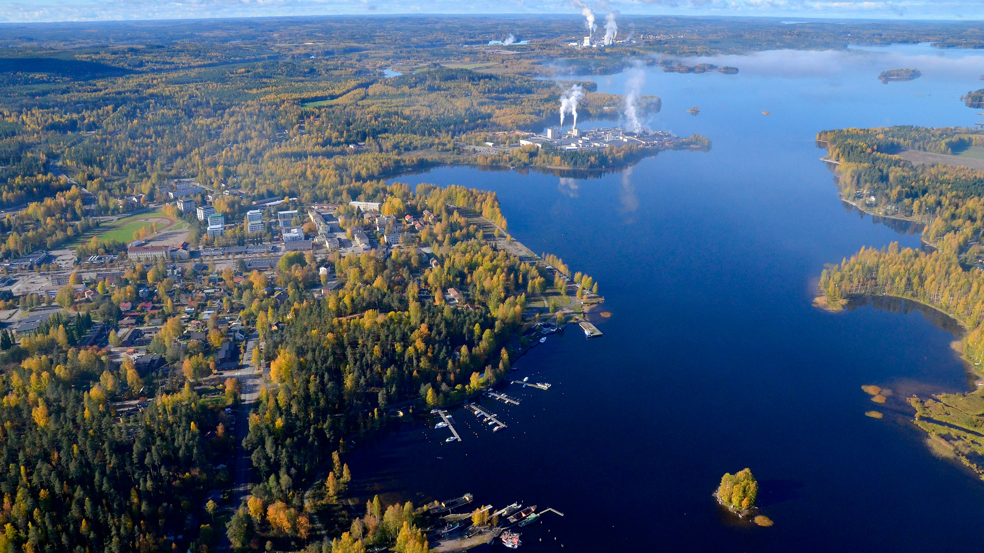 Ilmakuva Suolahdesta syksyn ruskassa