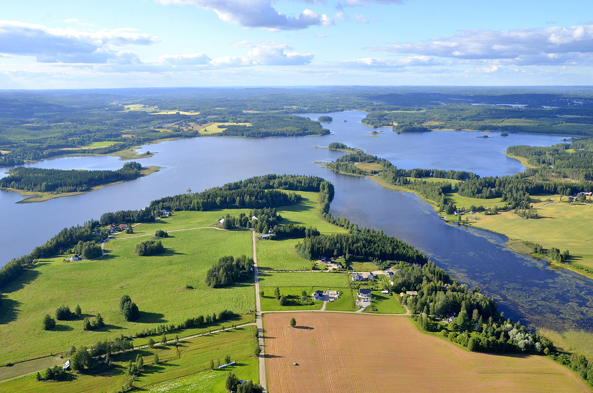 Kesäinen järvimaisema niemineen ja lahtineen.