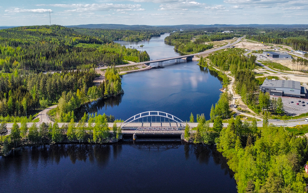 Ilmakuva, jossa järvi näyttää Suomen muotoiselta.