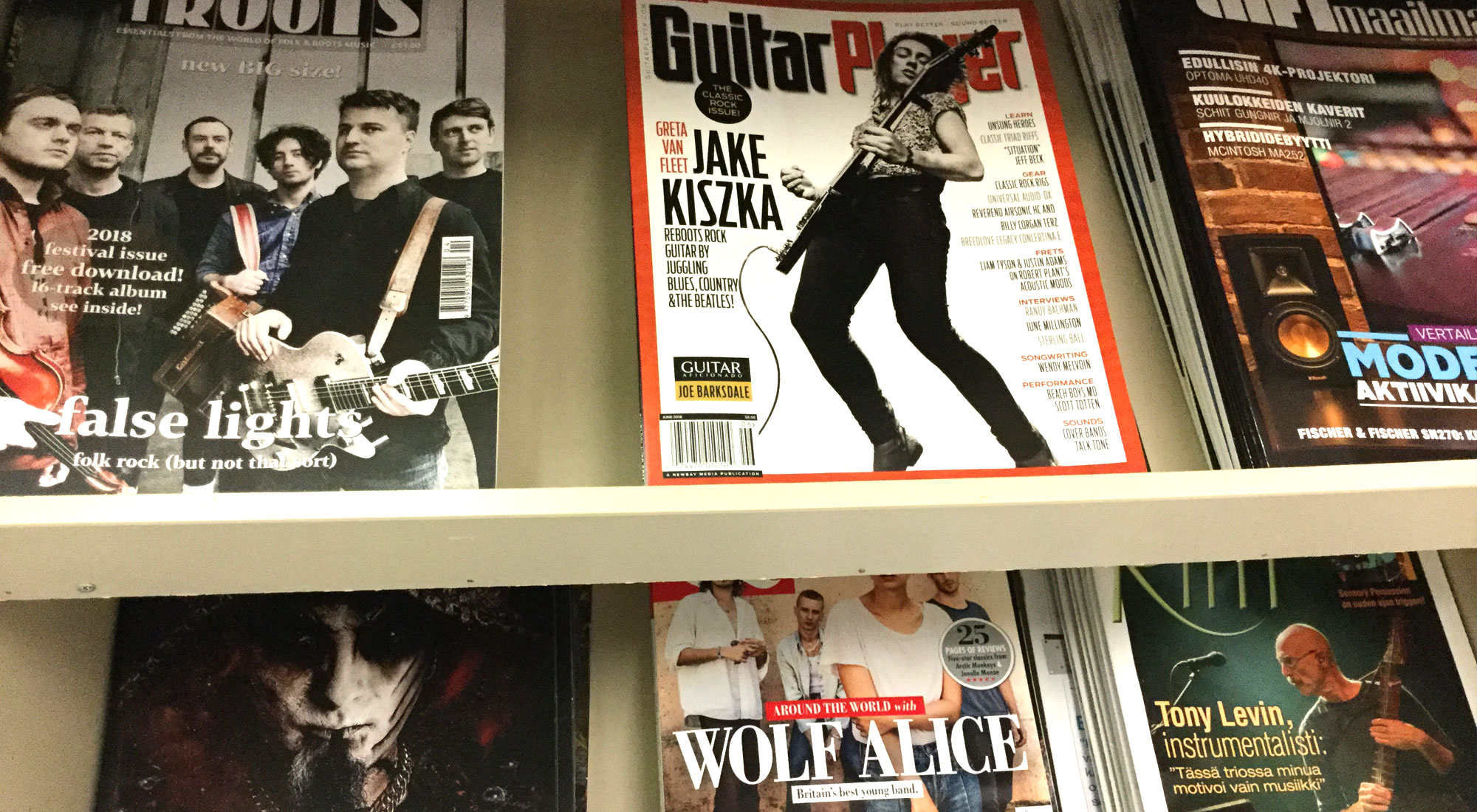 Musiikin lehtiä hyllyssä.