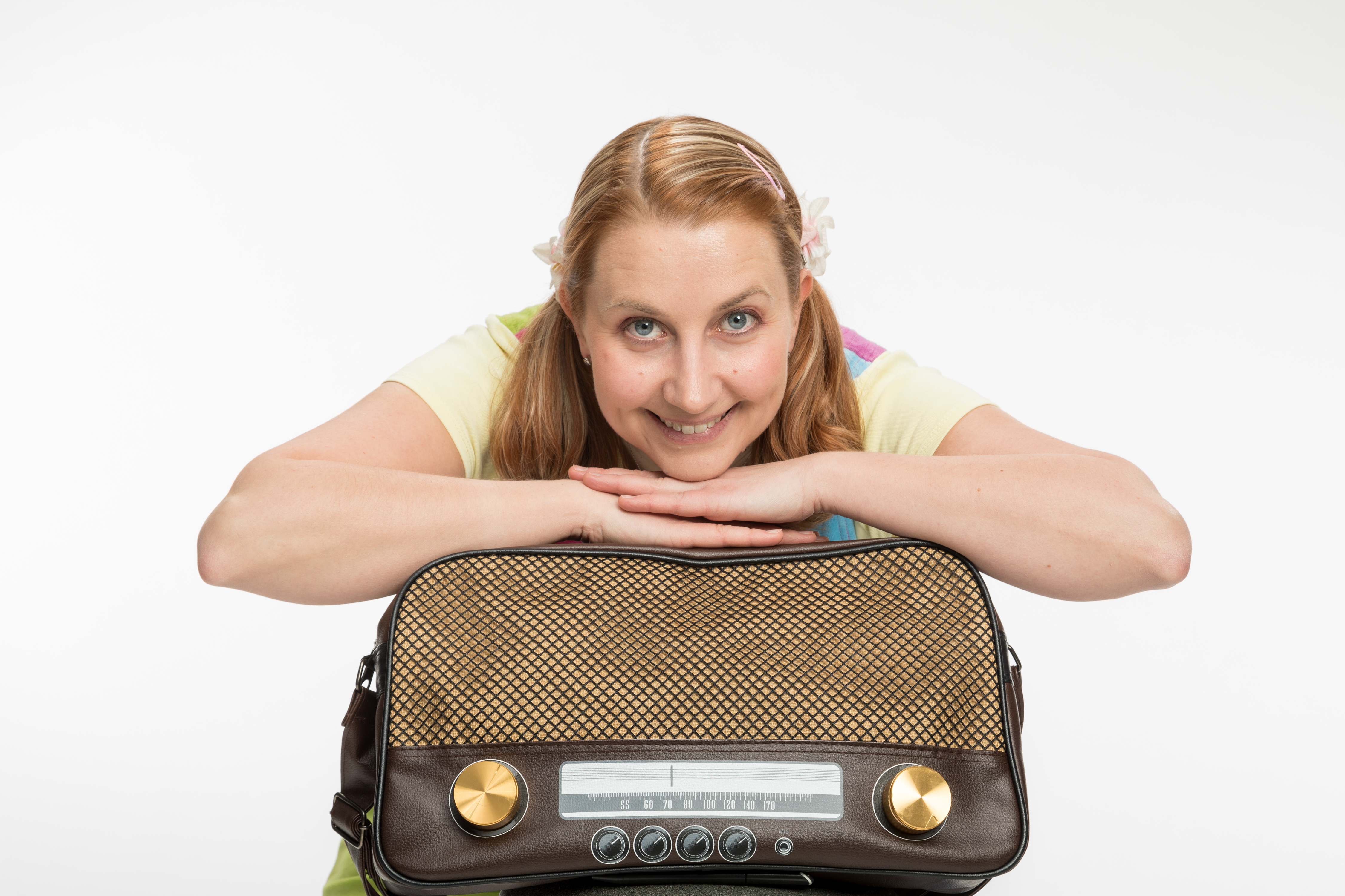 Siina Hirvonen nojaa radioon