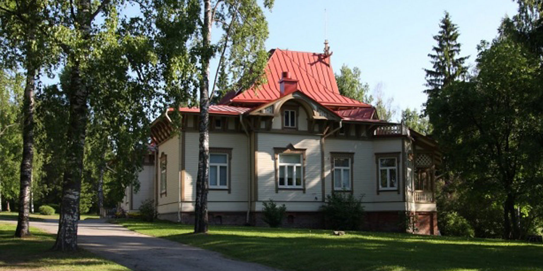 Äänekosken taidemuseo ulkoa kesäisessä aamuauringossa