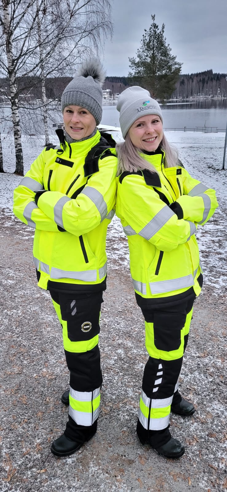Kuvassa vasemmalla Anna Kervola, oikealla Jatta Heikkinen. Vapaa-ajallaan molemmat Äänekosken ympäristötarkastaja käyttävät ahkerasti ”luontopalveluita” ja painuvat metsään ulkoilemaan koiriensa kanssa.
