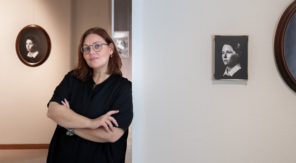Taiteilijatapaamisessa valokuvataiteilija Emmi Minkkinen