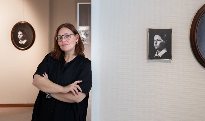 Taiteilijatapaamisessa valokuvataiteilija Emmi Minkkinen