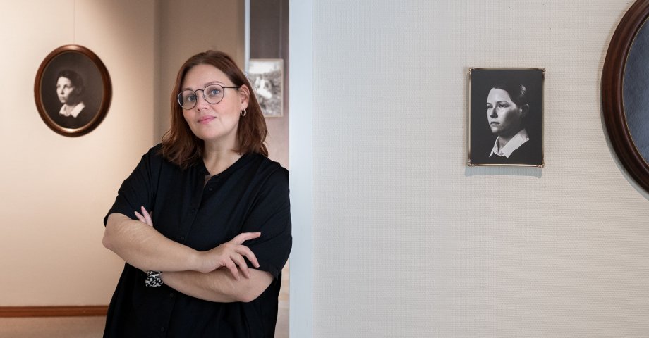 Taiteilijatapaamisessa valokuvataiteilija Emmi Minkkinen