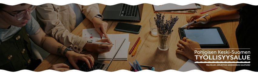 Puinen pöytä, käsiä, lehtiöitä ja tietotekniikkalaitteita. Henkilöt istuvat yhdessä pöydän äärellä.