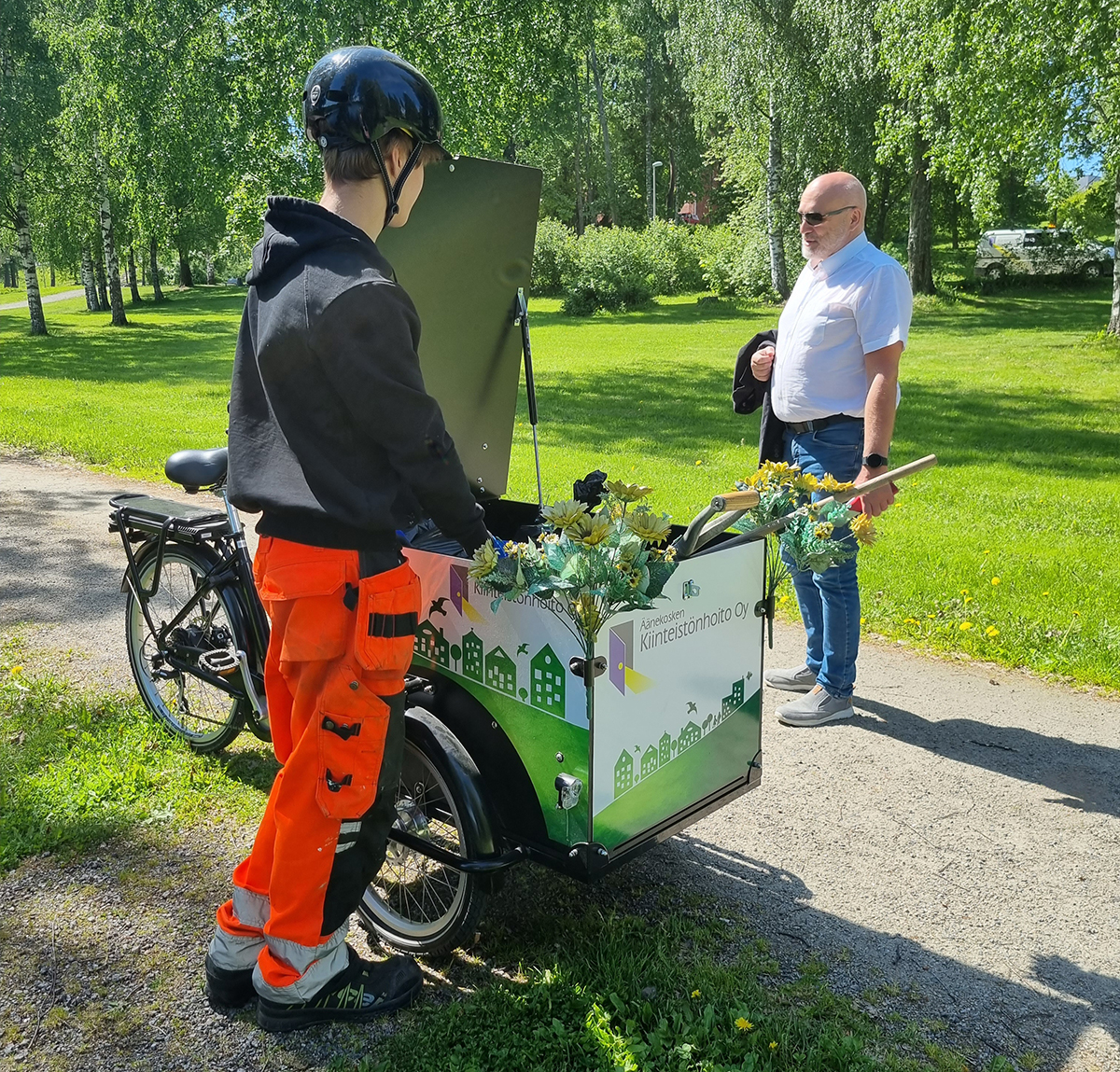 Kaupunginjohtaja Matti Tuononen kyselee kesätyöntekijän kuulumisia Rantapuistossa.