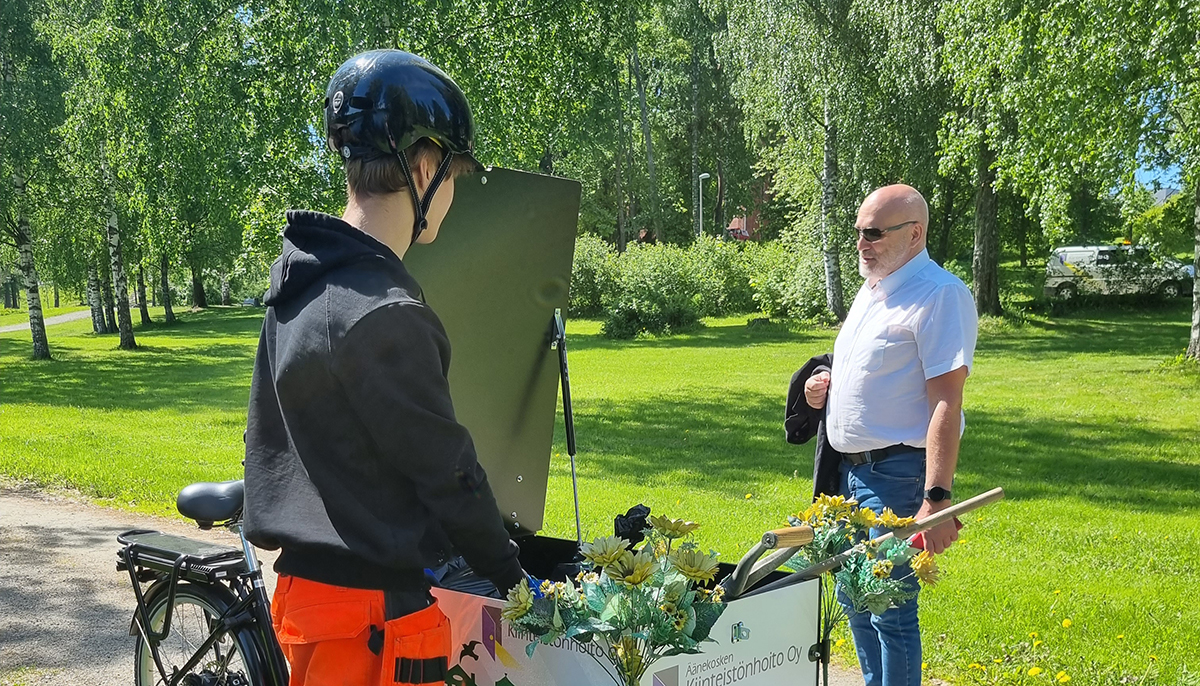 Nuori ja aikuinen juttelevat puistossa.