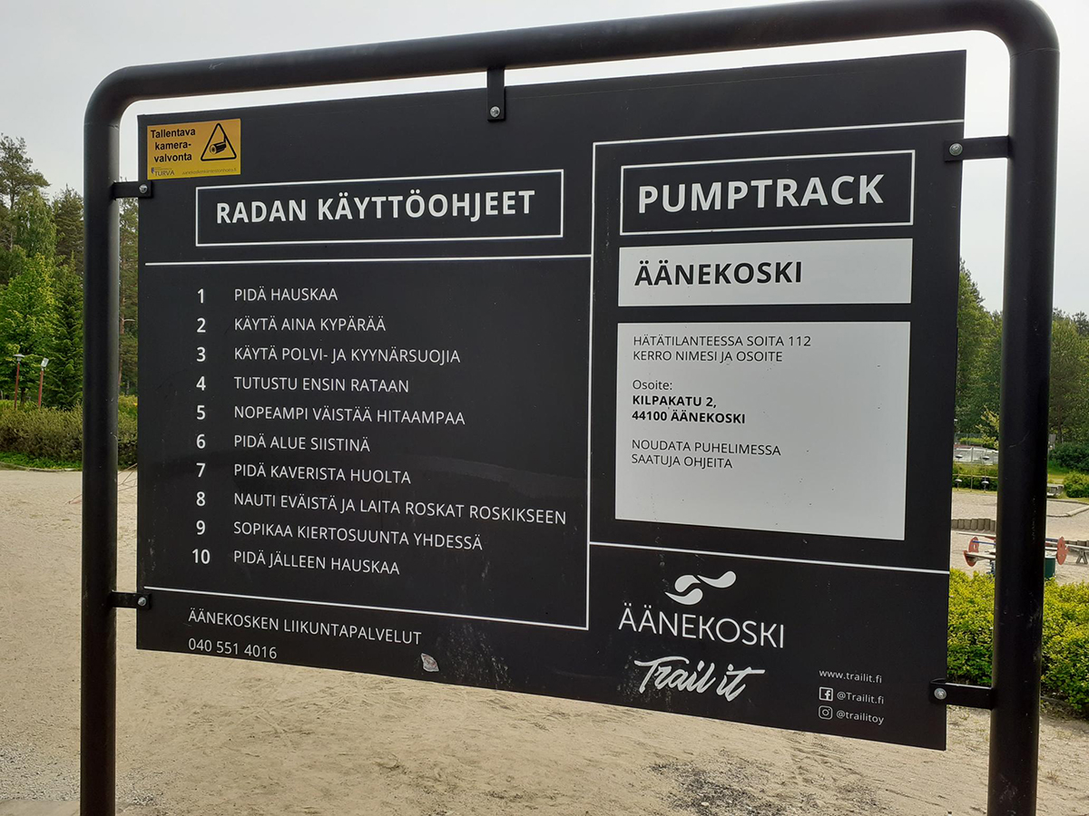 Käyttöohjetaulu pump track-radalla