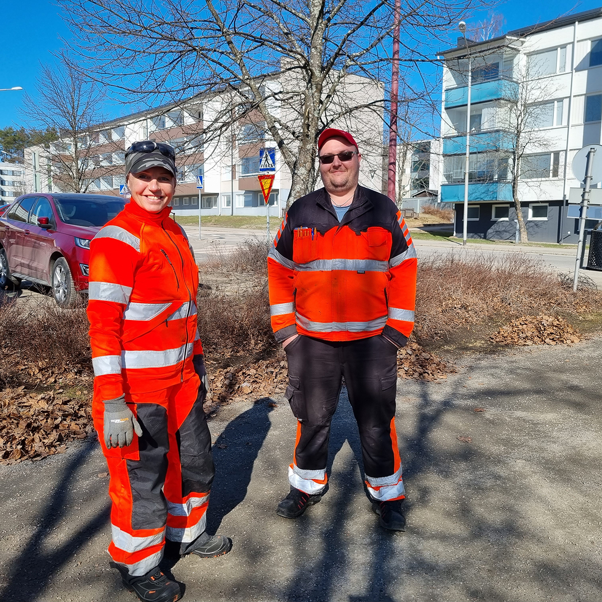 Kuvassa puistopalvelun esihenkilö Nina Sirkka ja viheraluehoitaja Joni Harju.
