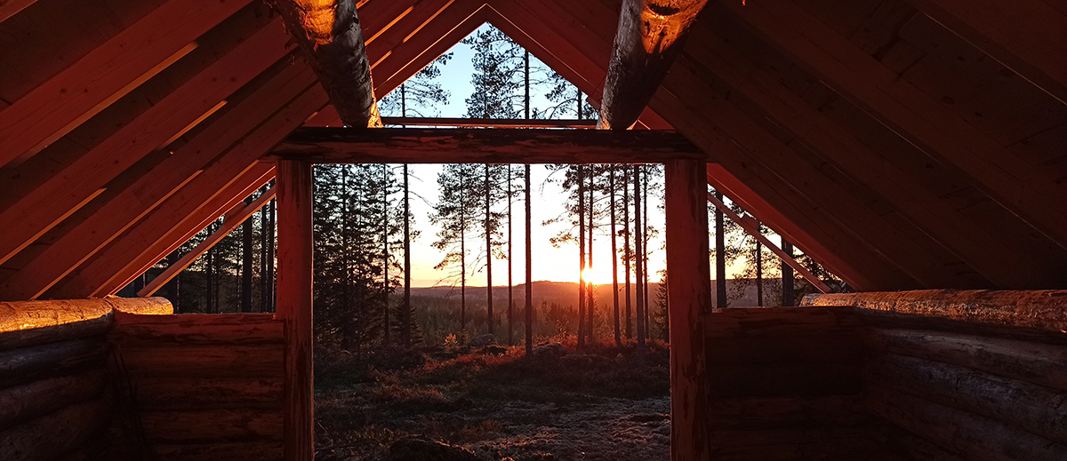 Laavulta avautuu kaunis maisema.