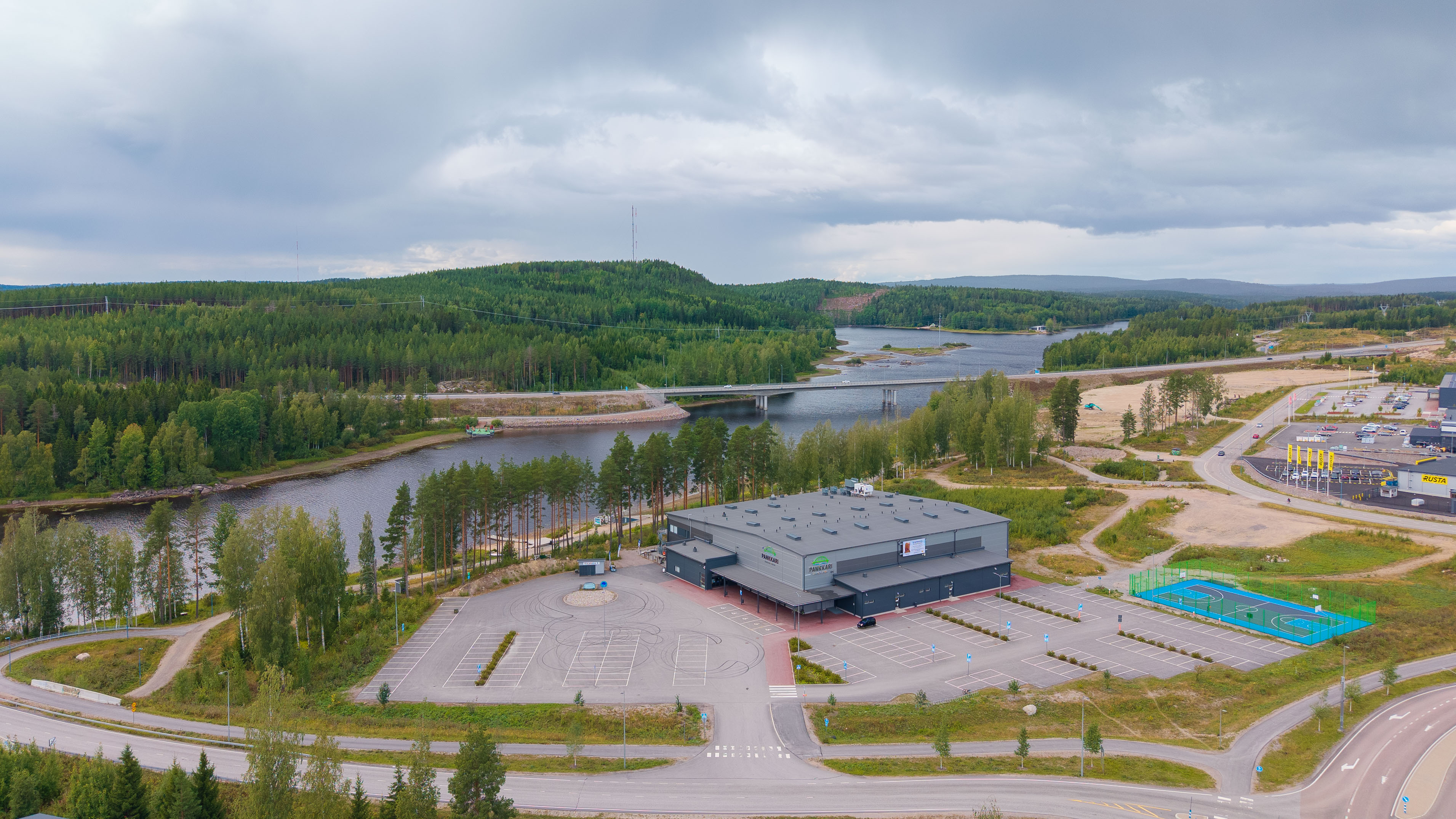 Ilmakuva monitoimiareenasta järven rannalla.