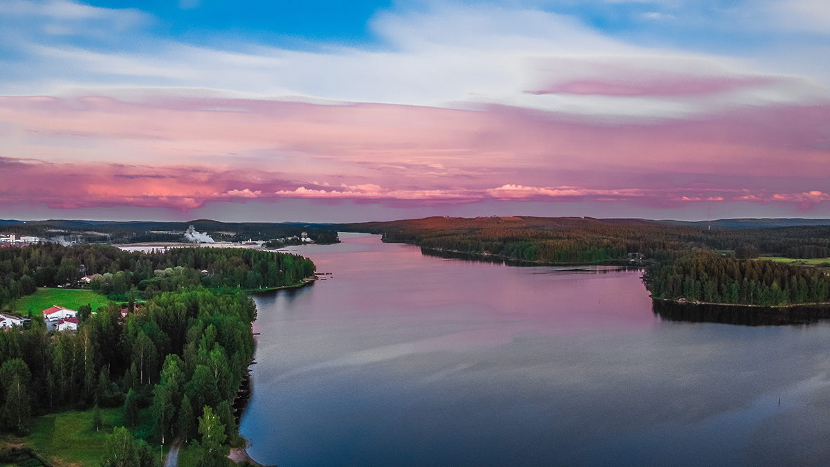 Ilmakuva Äänekosken upeasta luonnosta, järvi ja metsää, punainen auringonlasku.