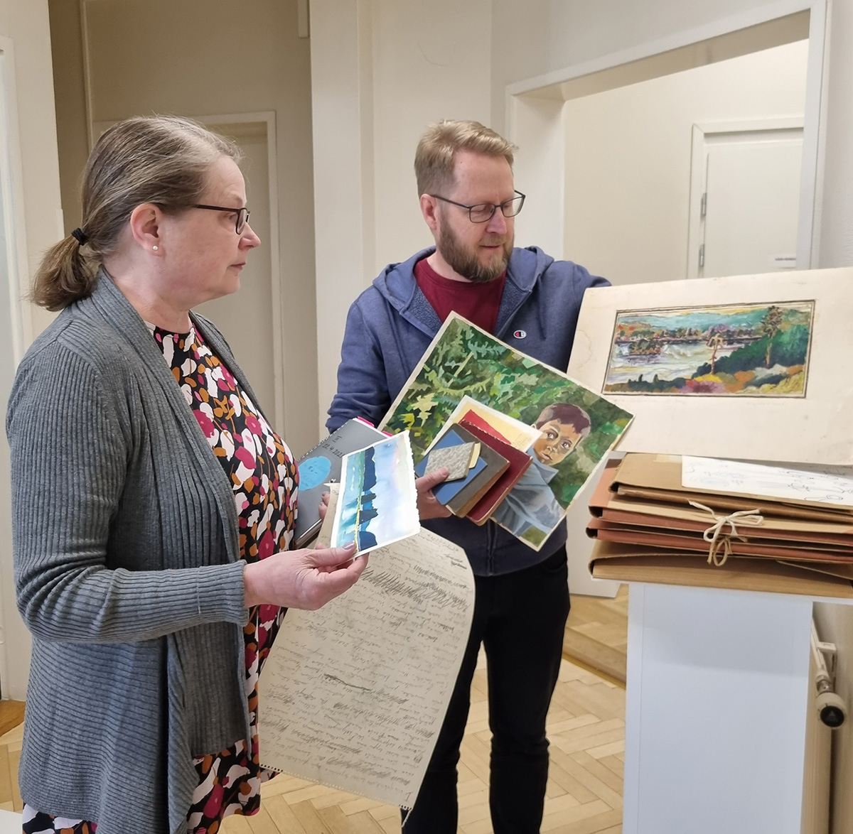 Museonjohtaja Marjo Ahola ja museoamanuenssi Tapani Pentikäinen teosten äärellä.