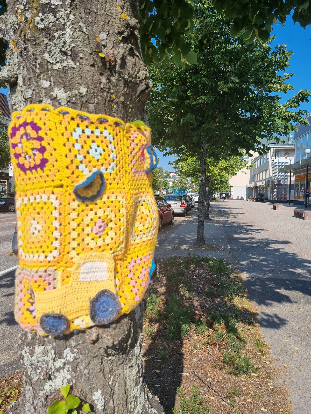 Äänekosken ja Suolahden katukuvasta voi bongata neulegraffiteja, joiden tarkoituksena on muistuttaa Ukrainan ahdingosta ja toivottaa ukrainalaiset sotapakolaiset tervetulleiksi Äänekoskelle.