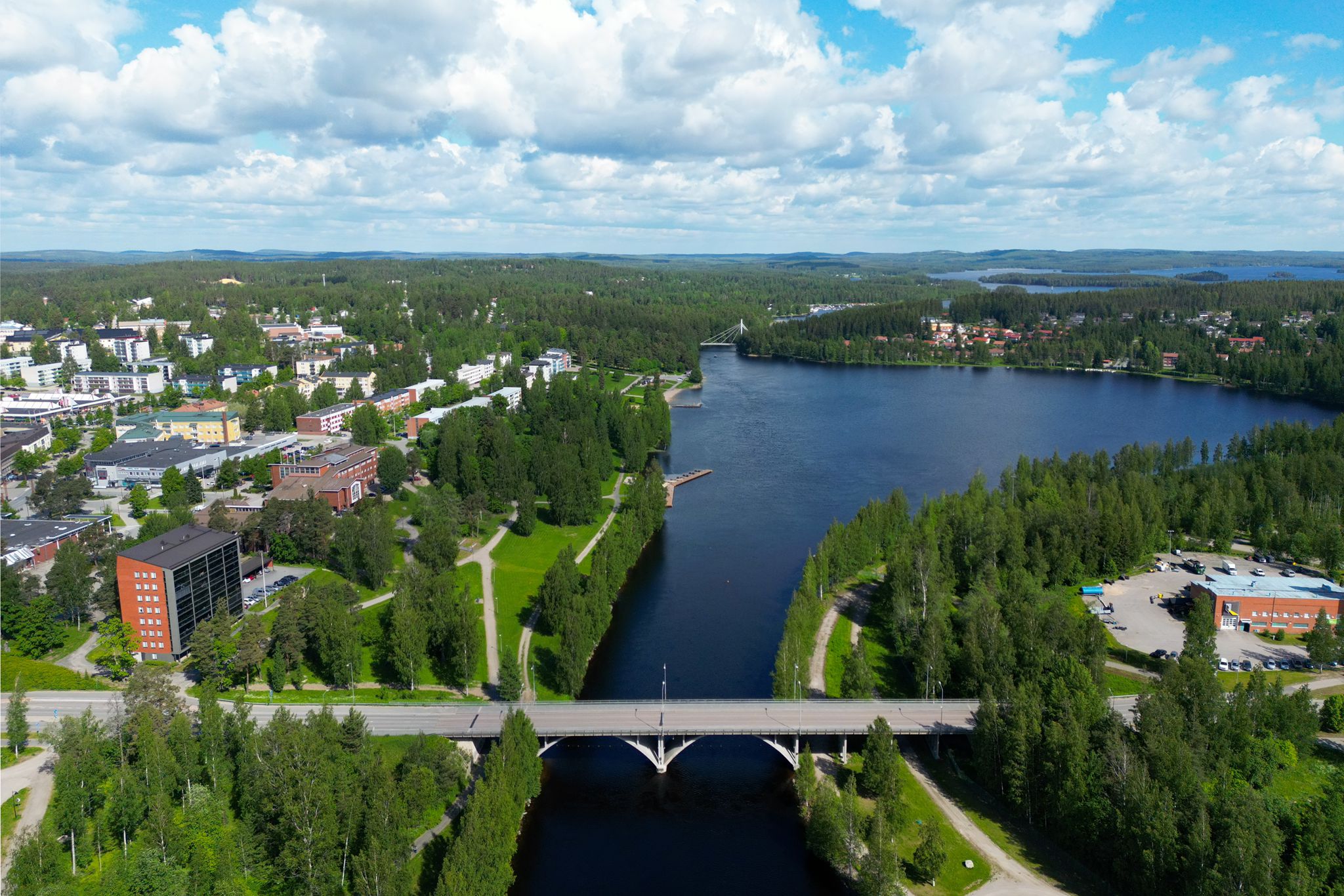 Keskustan alue Rantapuistosta katsottuna.