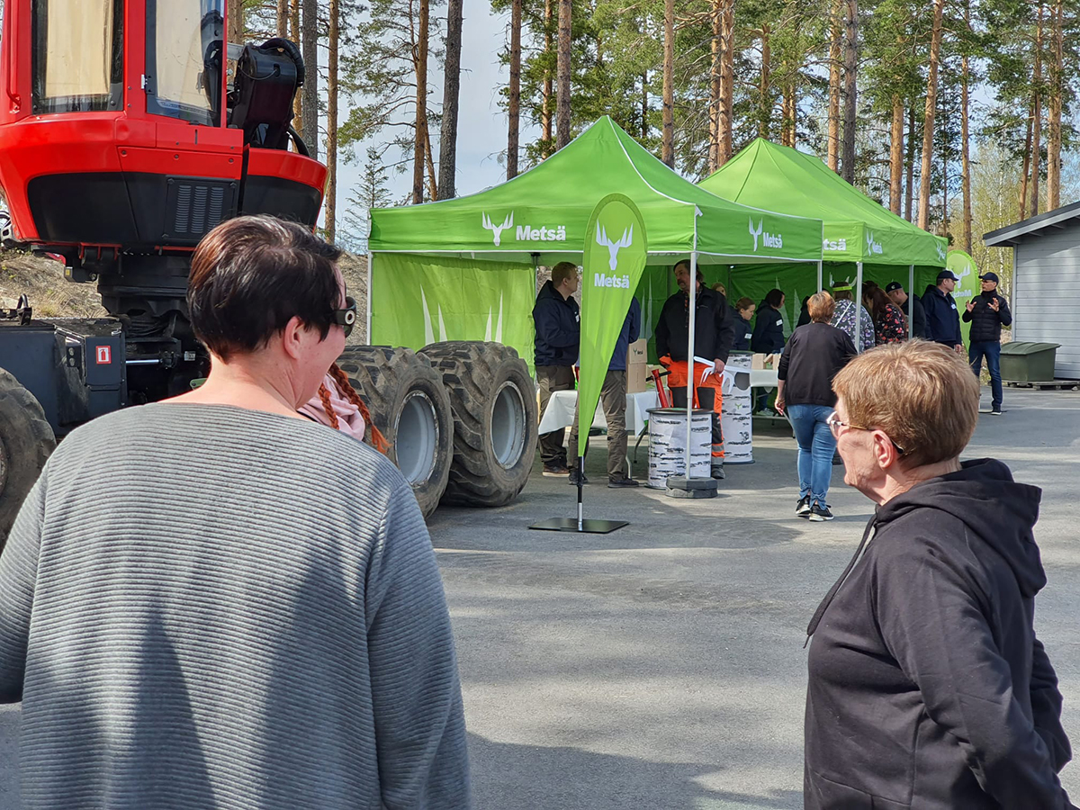 Esittelypisteitä ulkona.