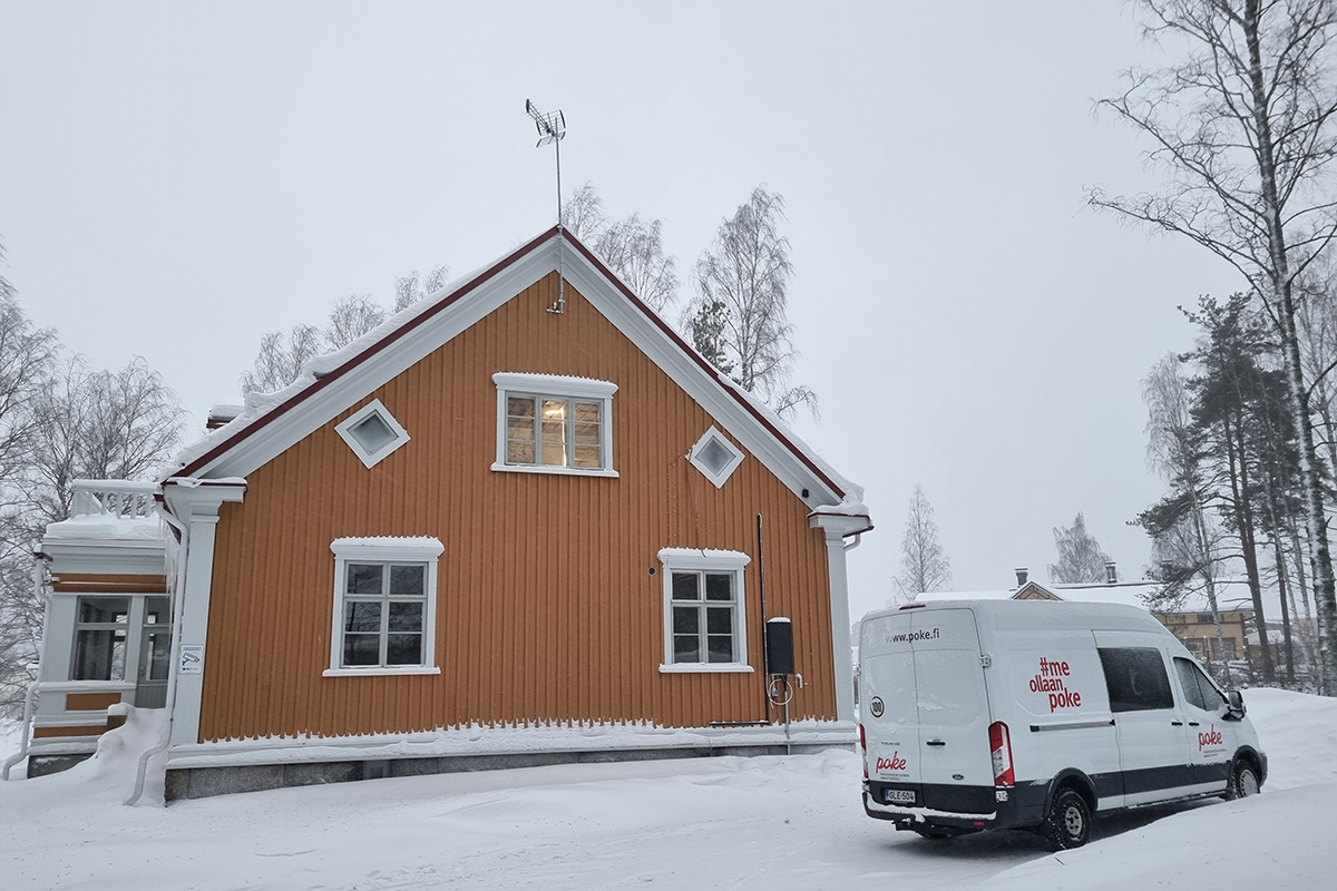 Ulkoapäin, pihassa POKE:n pakettiauto.