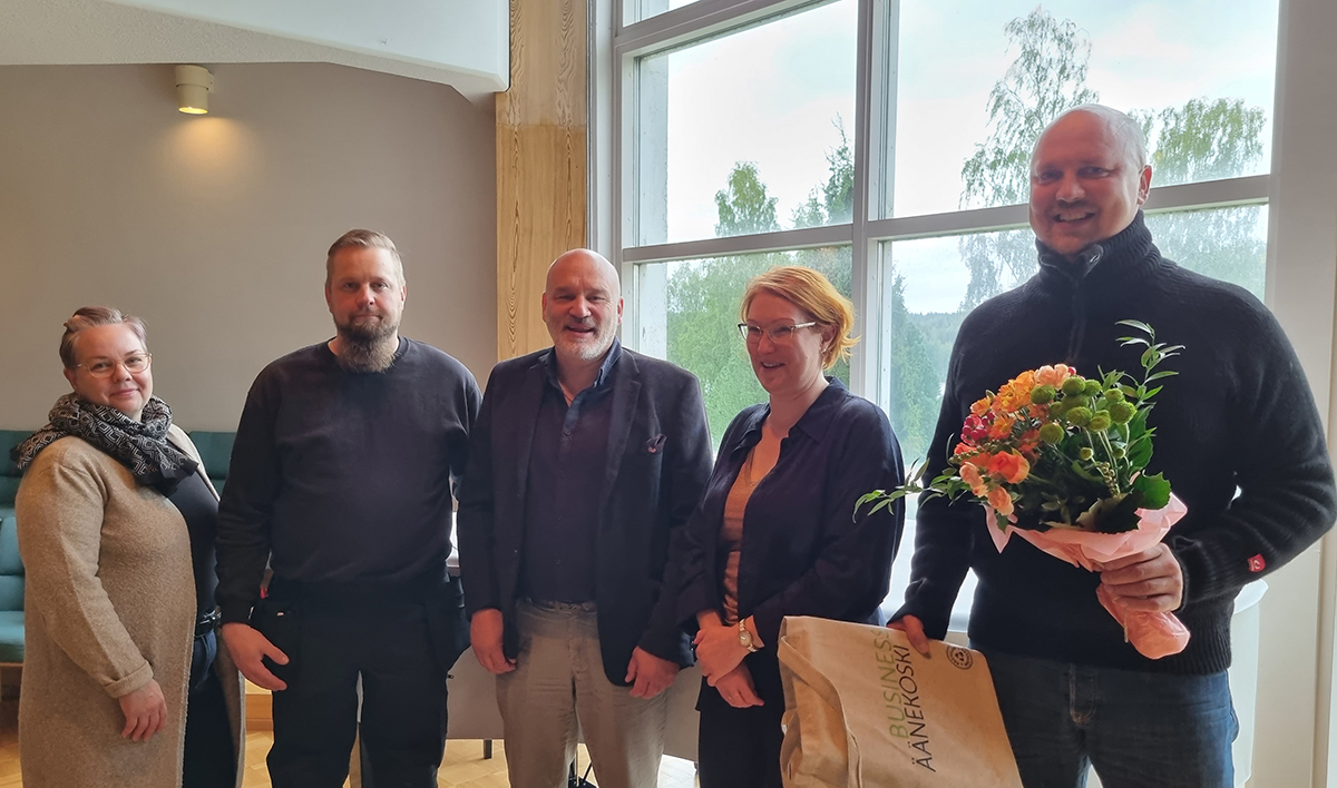 Kaupunginvaltuuston puheenjohtaja Henna Penttinen, Äänekosken Yrittäjien puheenjohtaja Jarmo Vainikainen, kaupunginjohtaja Matti Tuononen, elinvoimajohtaja Sari Åkerlund ja Vuoden uusyrittäjä Kimmo Tossavainen.