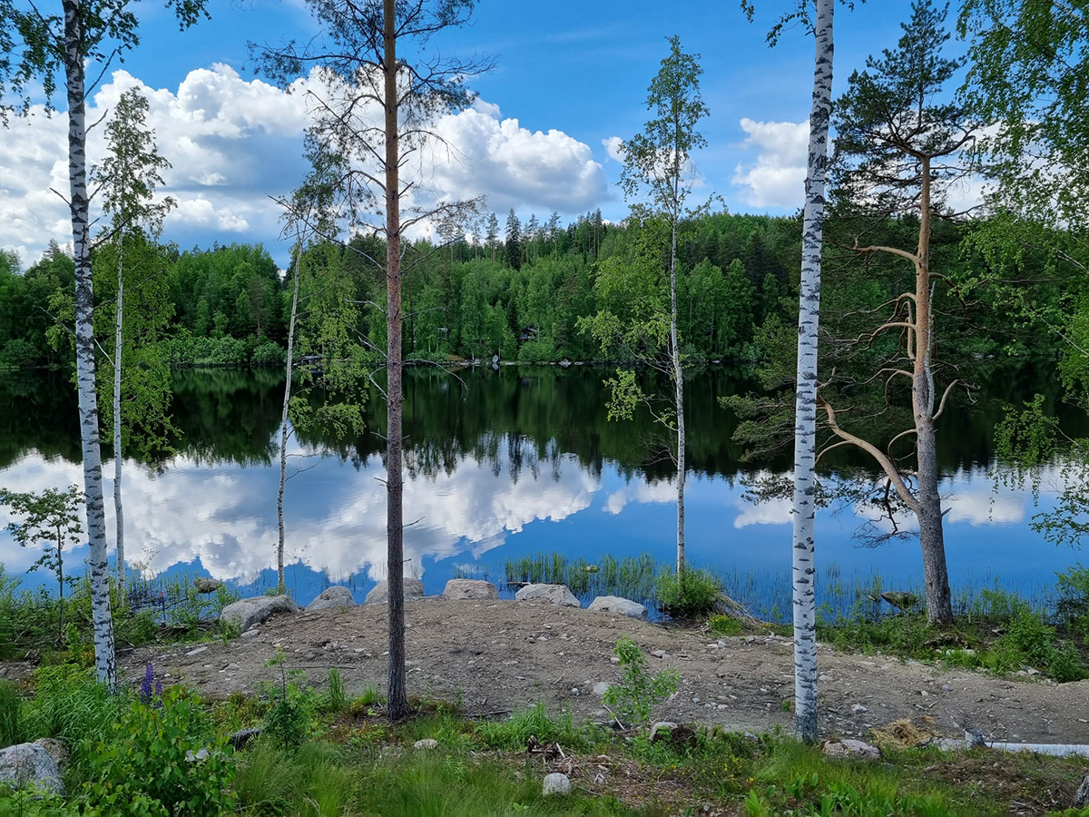 Kaunis rantamaisema kesällä.