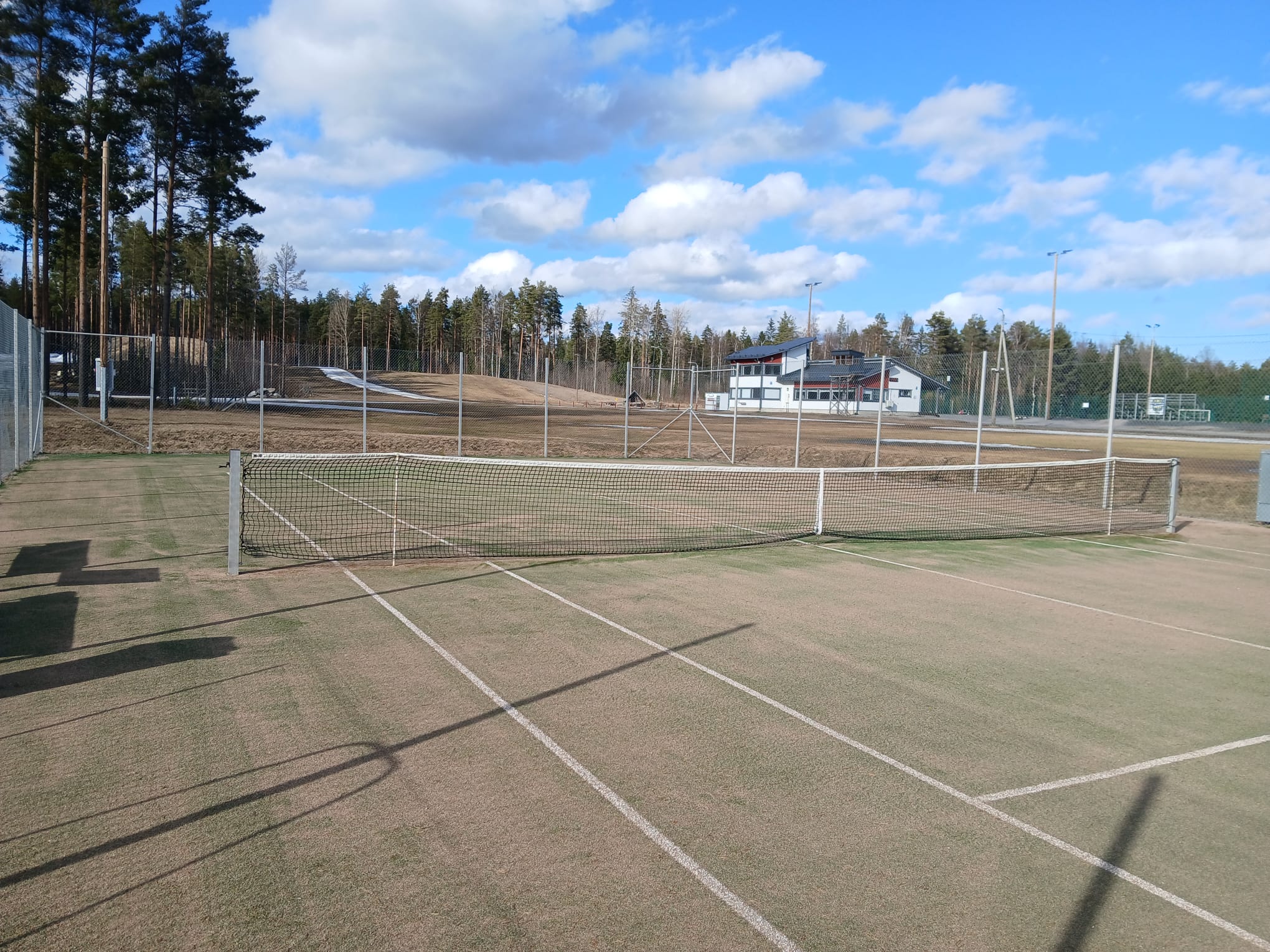 Liikuntapuiston hiekkatenniskenttä käytettävissä.