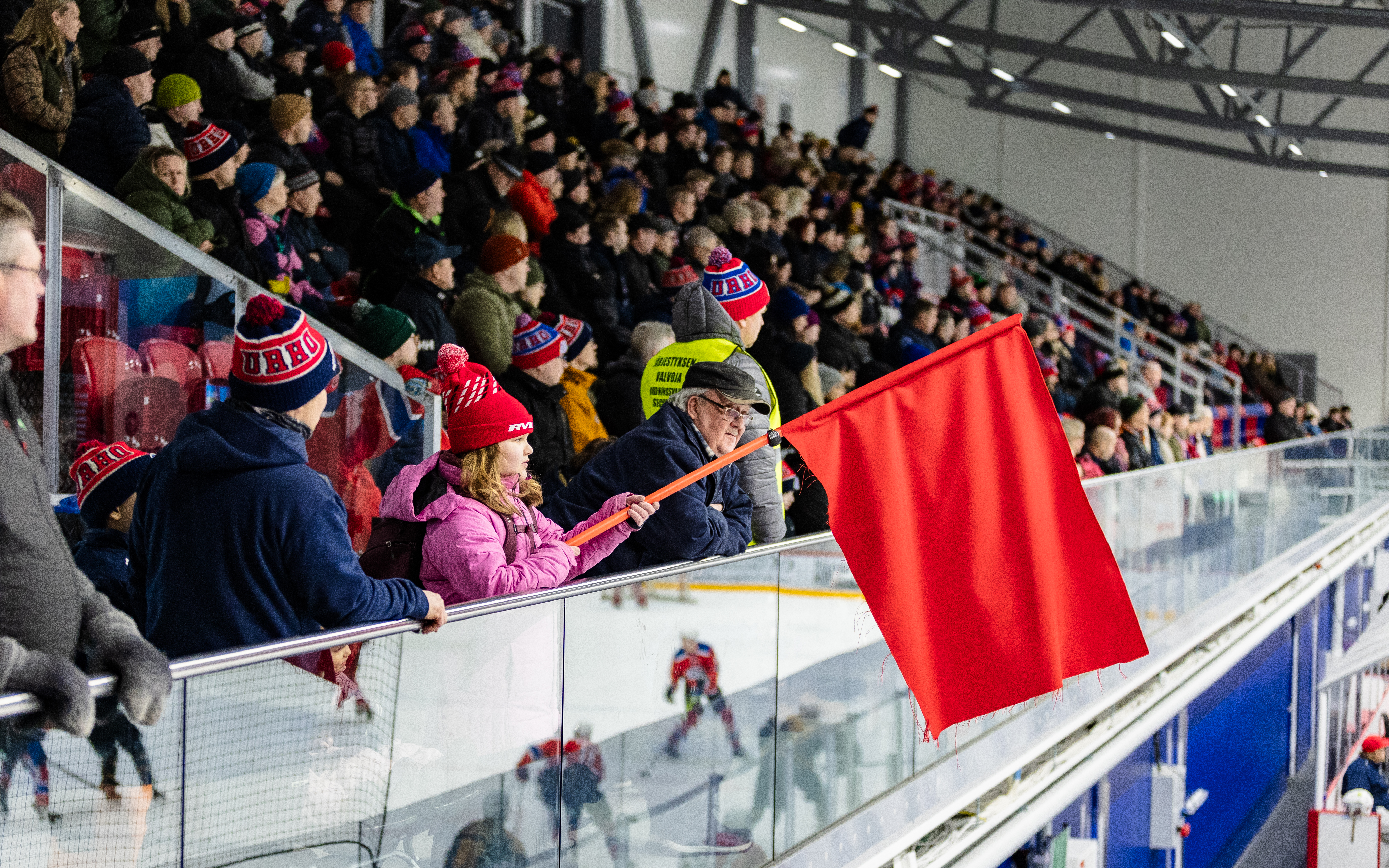 Yleisöä jäähallin katsomossa