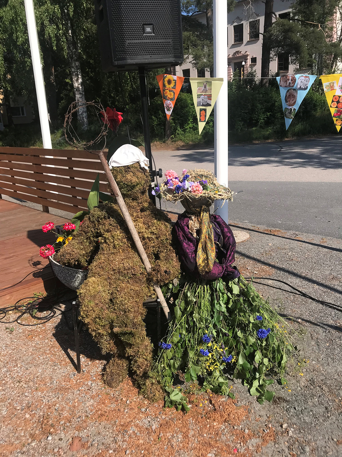Liisa Mulin metsäiset hahmot ja palvelutalon asukkaiden askartelemat viirit koristivat tapahtuma-aluetta.