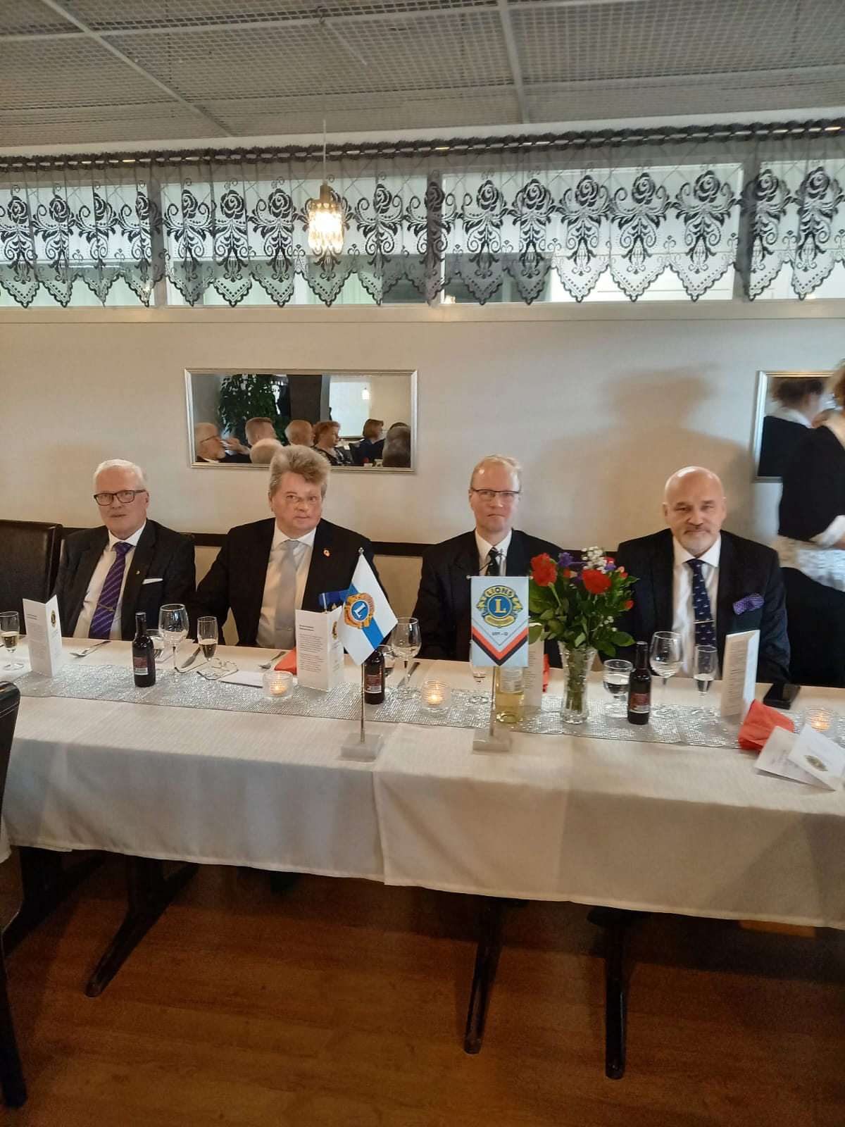 Kuvassa LC sihteeri Timo Hiltunen, piirikuvernööri Markku Kauppinen, LC presidentti Hannu Tohola ja kaupunginjohtaja Matti Tuononen.