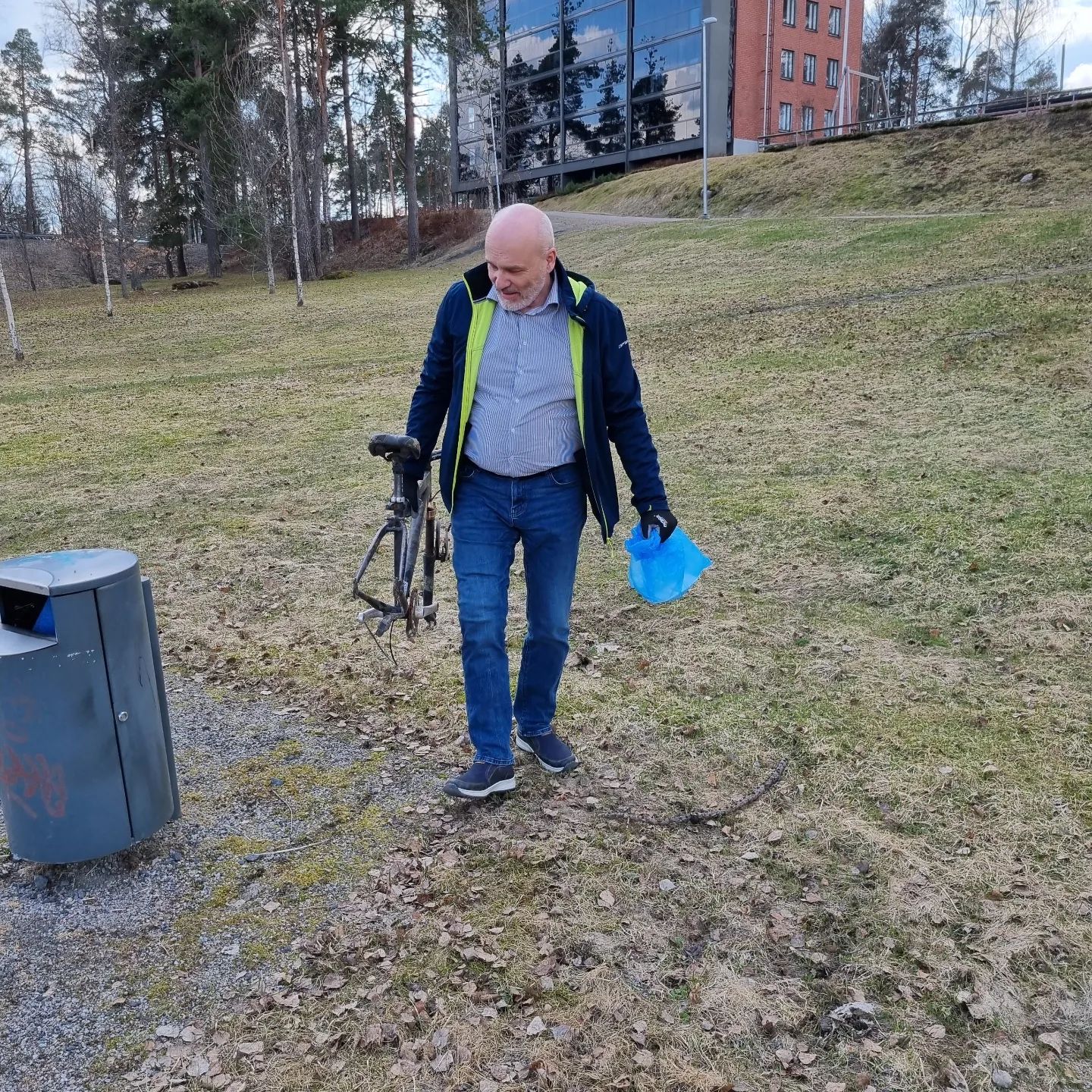 keräämässä roskia