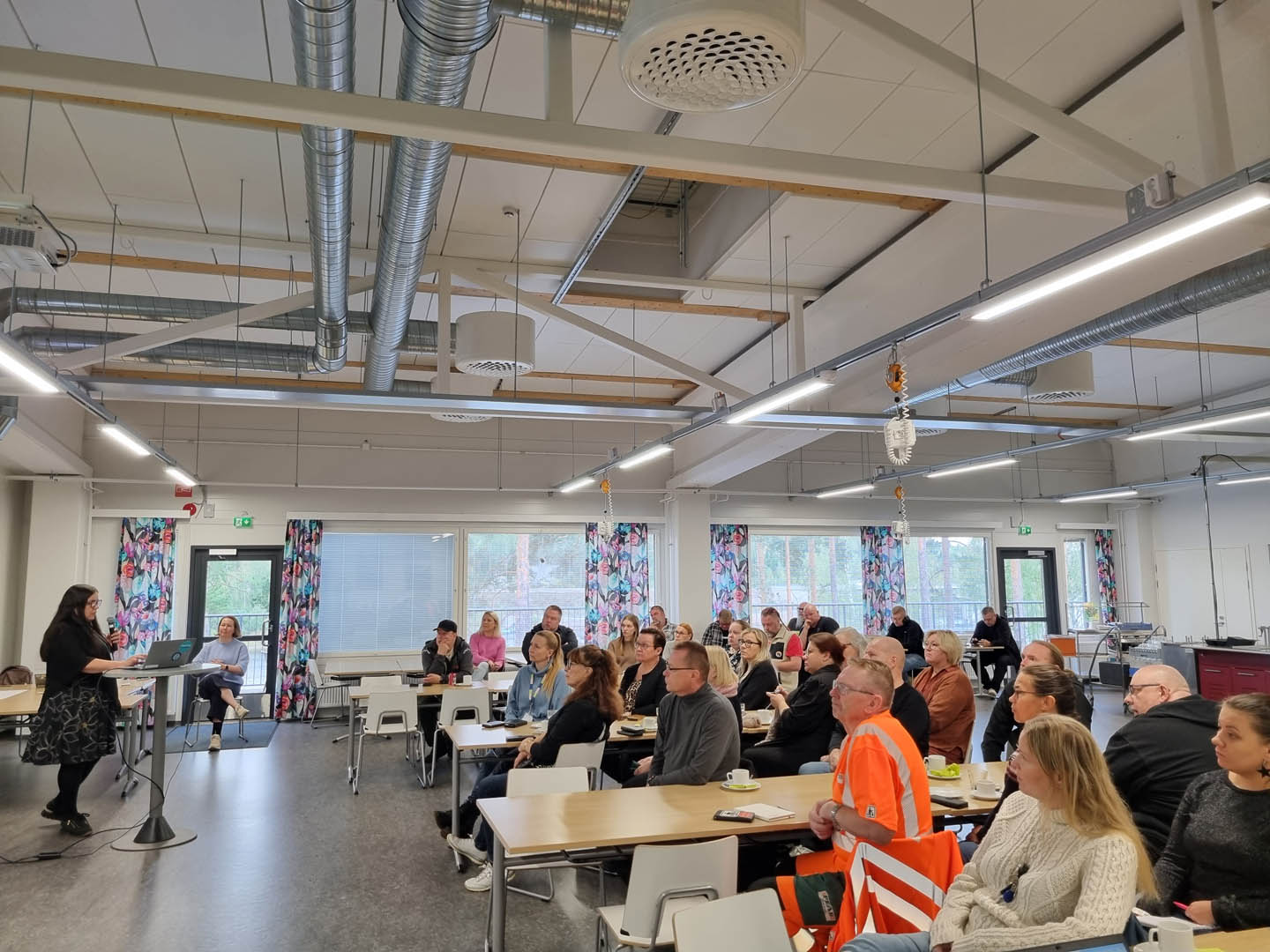 Turvallista työpäivää tilaisuuden osallistujia