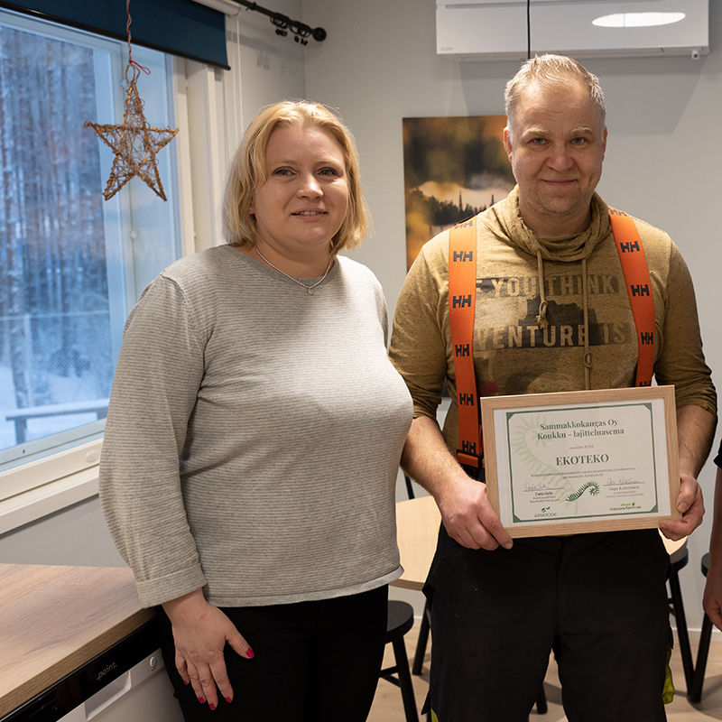 Kaksi iloista palkinnonsaajaa.