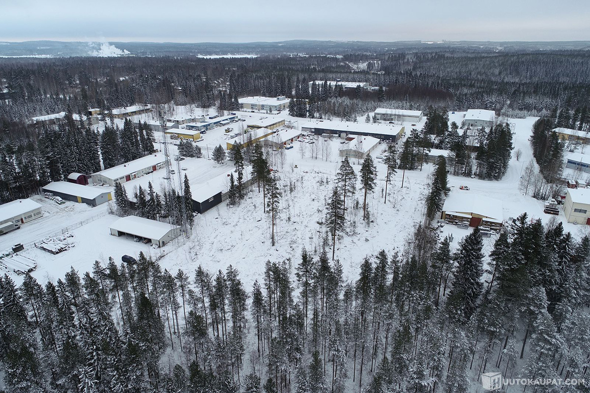 Suolahden huutokaupattavasta yritystontista ja alueesta ilmakuva.