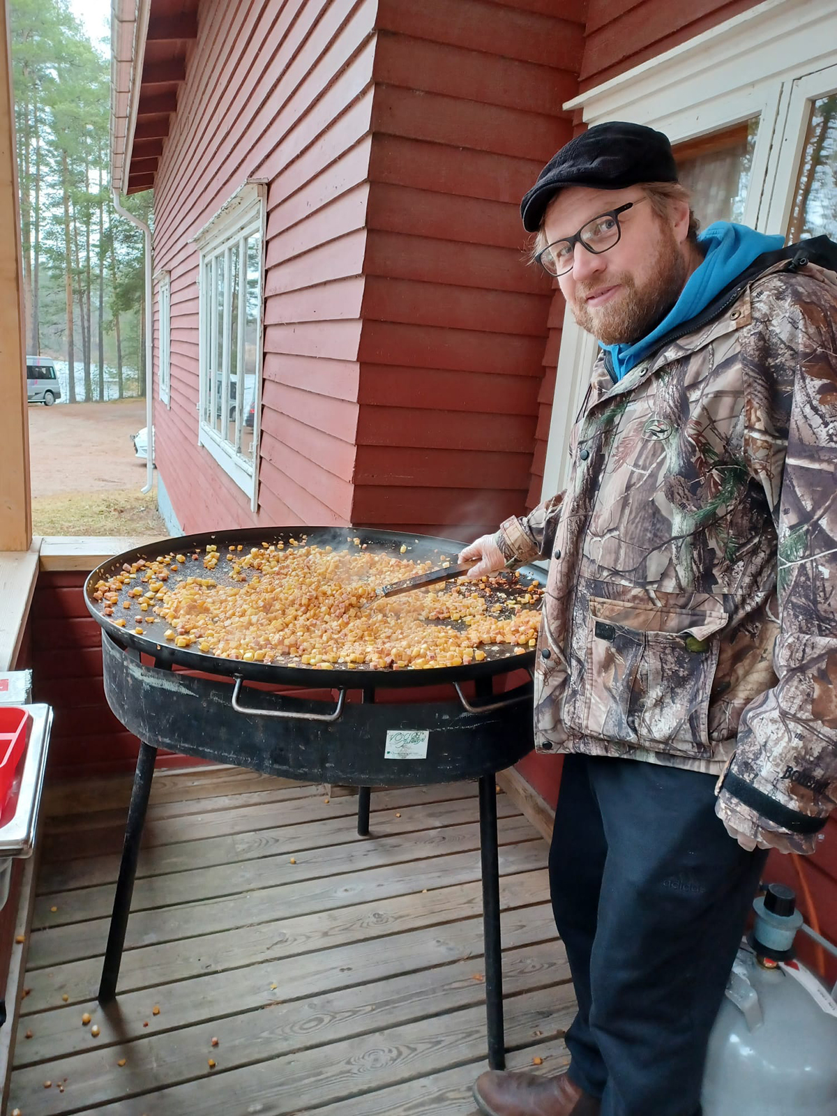 paistaa ruokaa ulkona