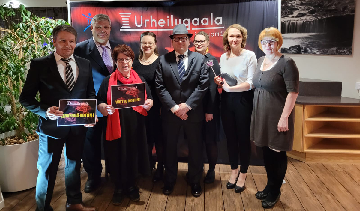ihmisiä rivissä palkintoineen