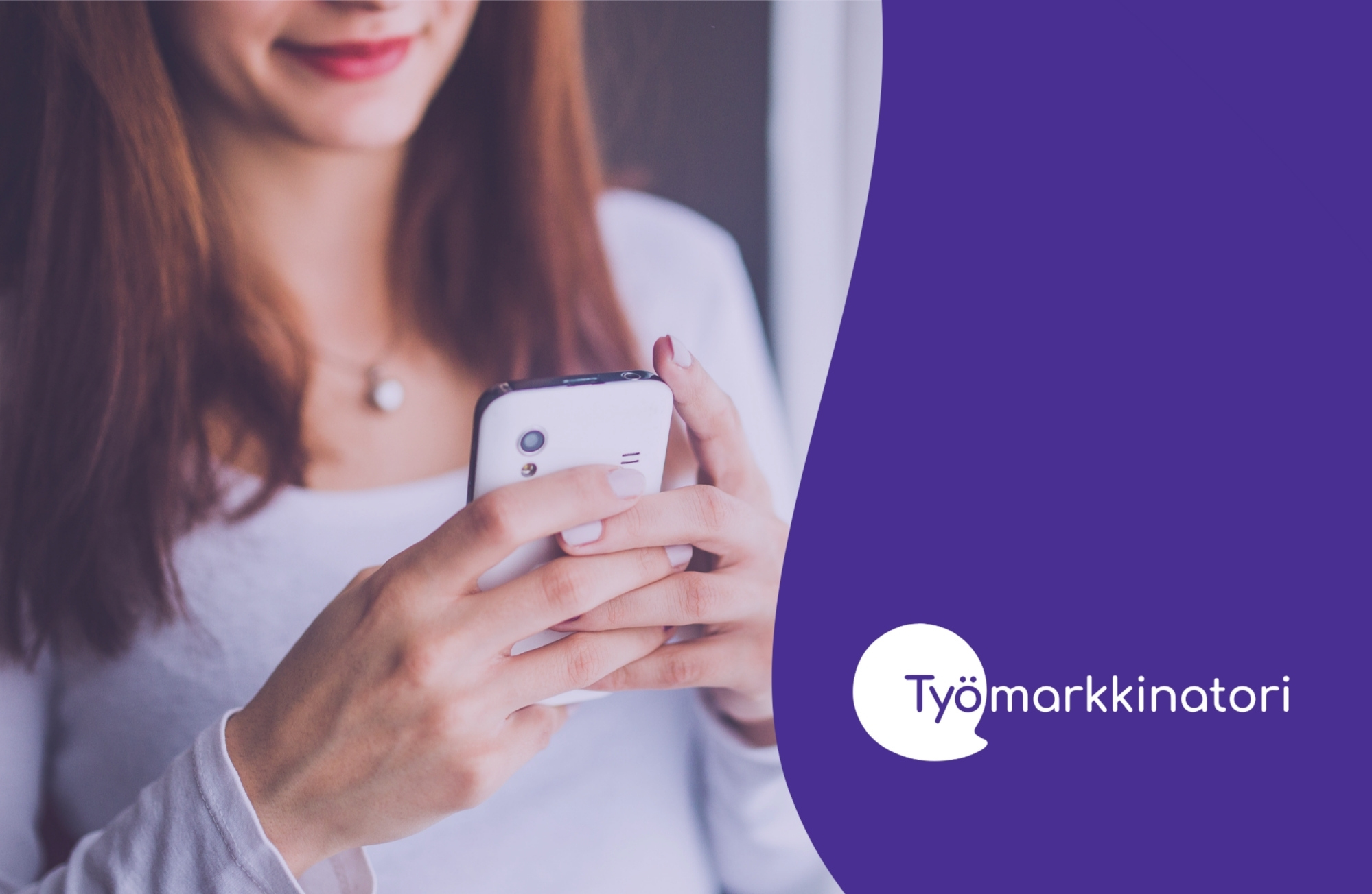 Violetti kaareva välialue, jonka vieressä näkyy nainen pitelemässä kännykkää. Violetilla alueella on valkoinen Työmarkkinatorin logo.