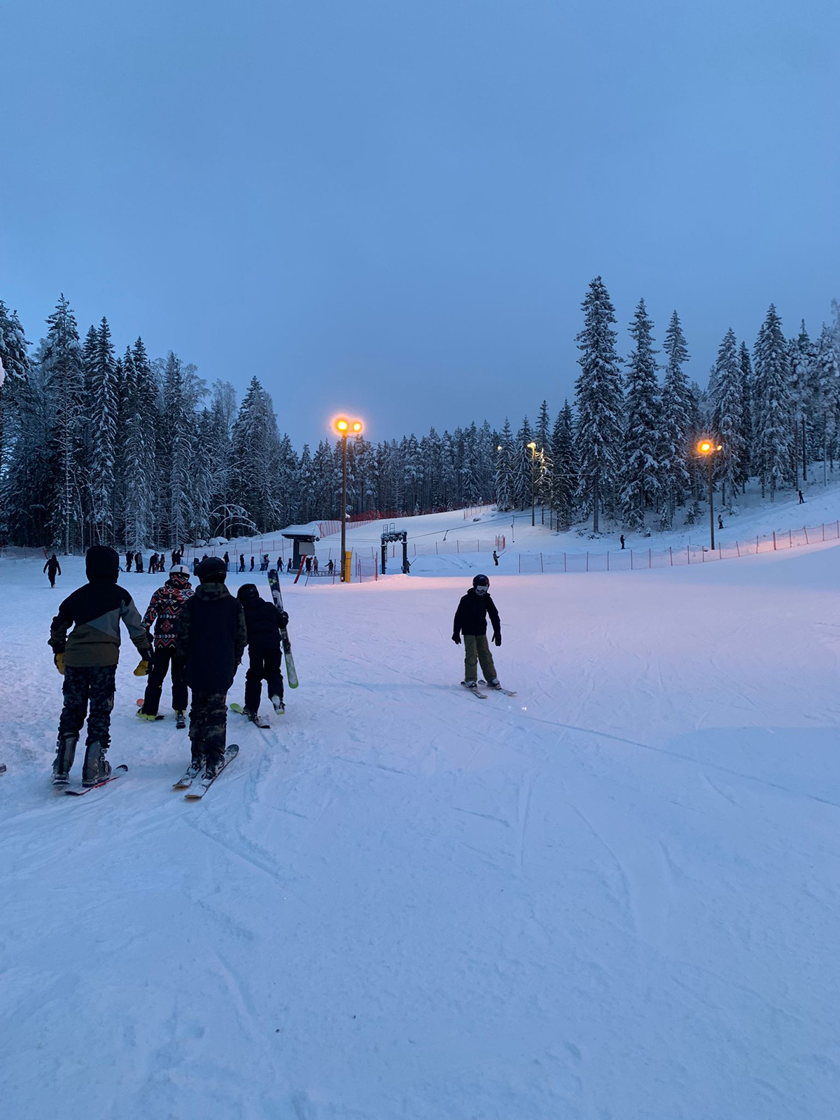 Väkeä laskettelemassa.