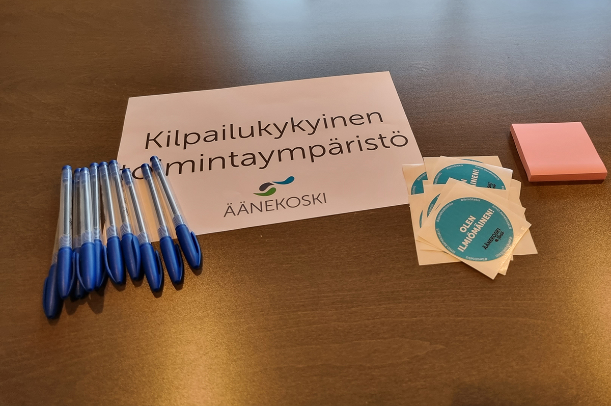 Ryhmätyötarvikkeet: kynät ja paperit ja otsikkopaperi.